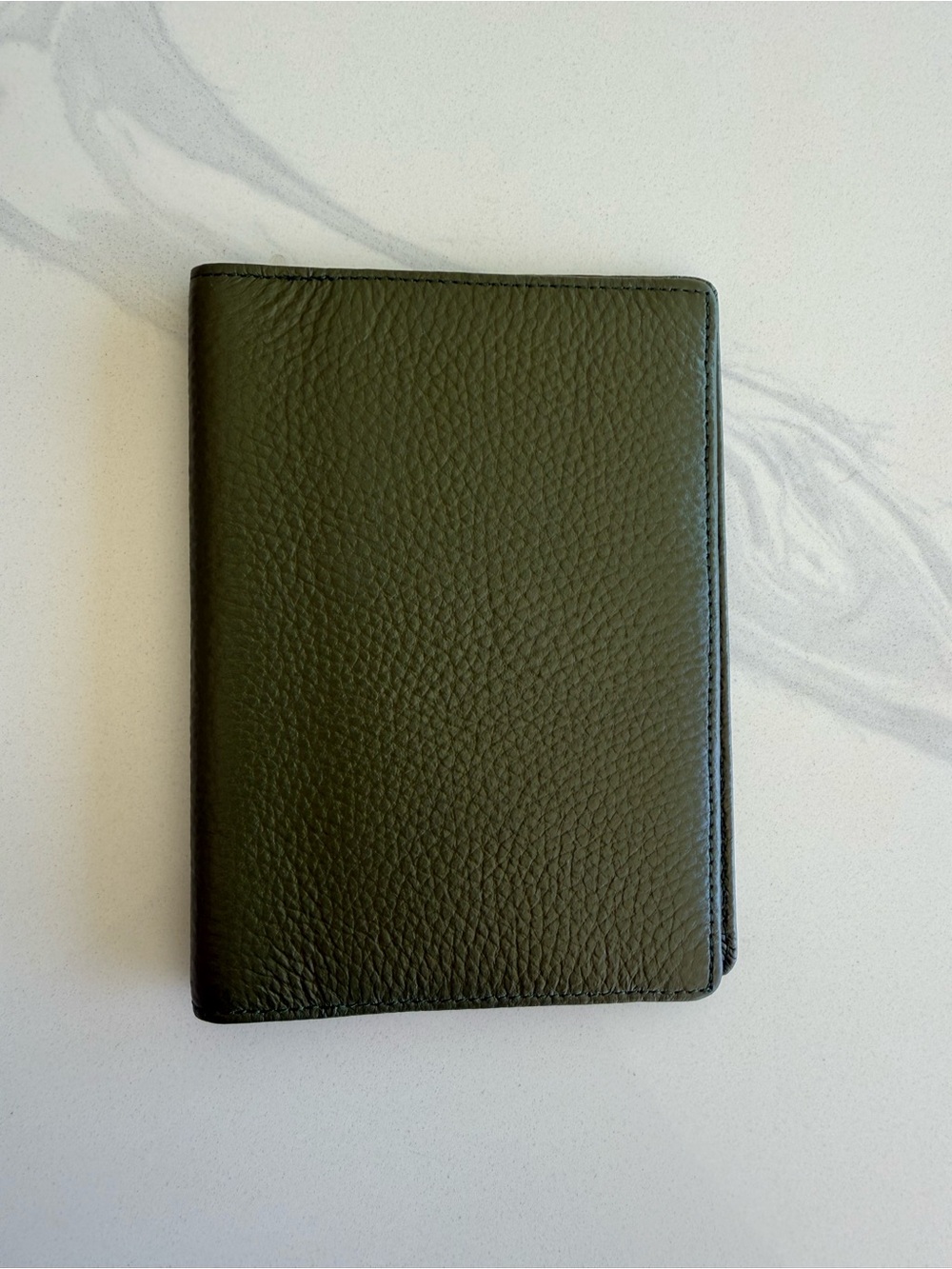 Classic Men's NWOT Leather Card Key Passport Holder Wallet Olive Green